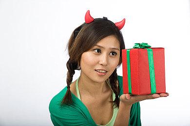 P5佐仓双叶美版配音演员因AI二次创作退网